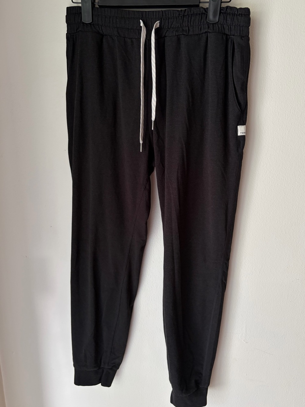 83. Size Small VUORI Dark Grey Dreamknit Joggers